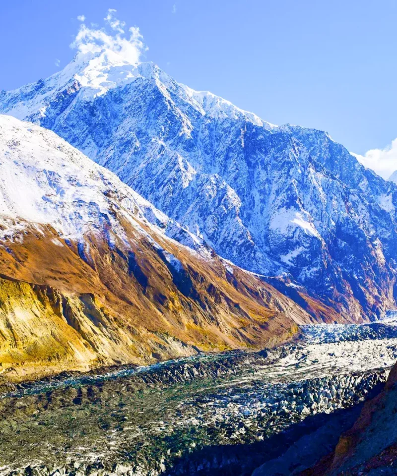 A panoramic view of Hopper Glacier surrounded by snow-capped mountains.