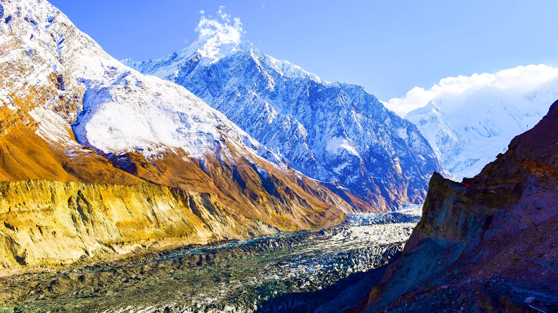 A panoramic view of Hopper Glacier surrounded by snow-capped mountains.