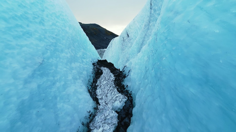 Drone shot icelandic glacier with beautiful massive ice blocks mass floating frozen nordic lake amazing landscape vatnajokull glacier iceland slow motion 482257 69860 k2 base camp