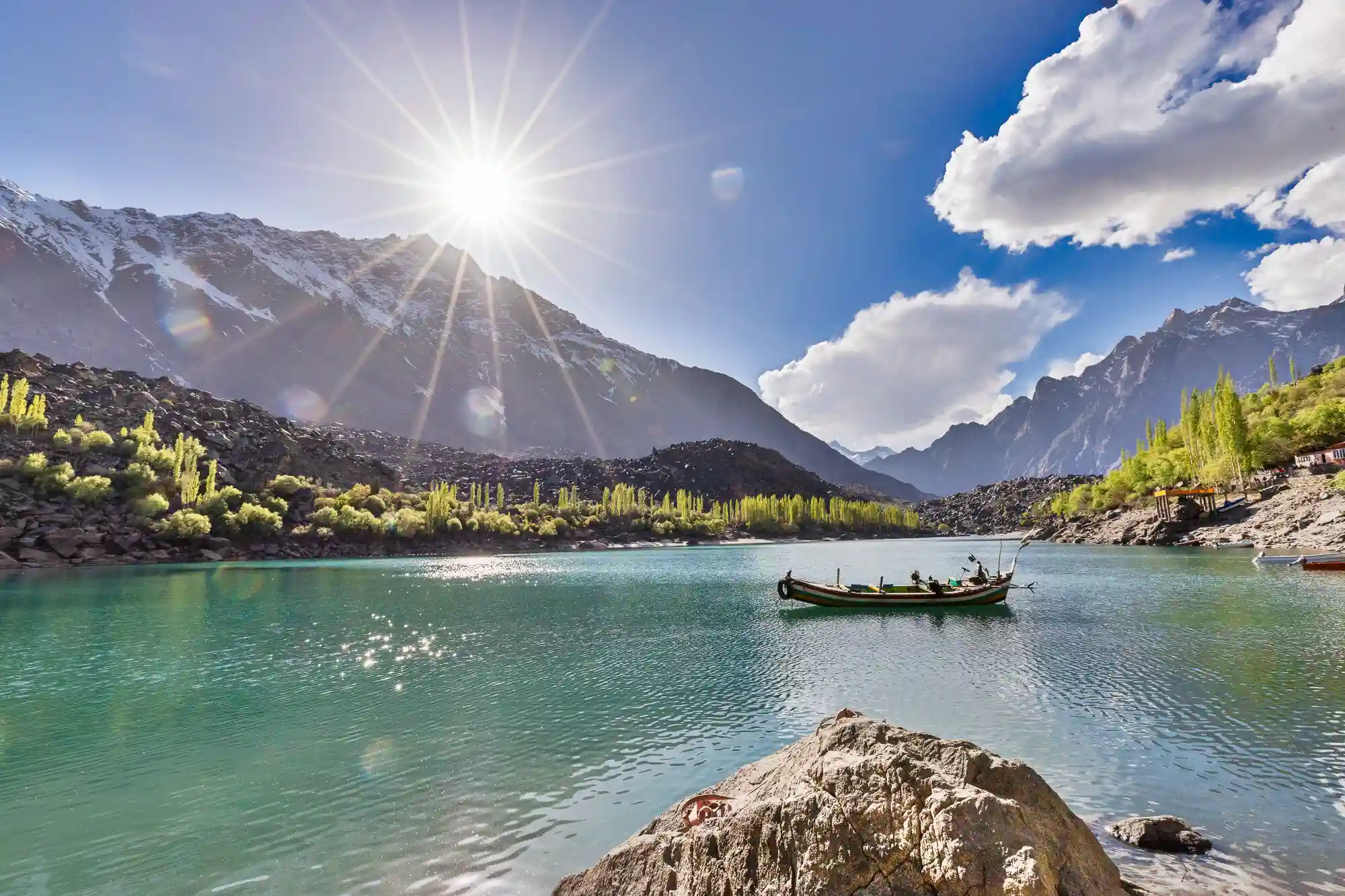 Upper kachura lake